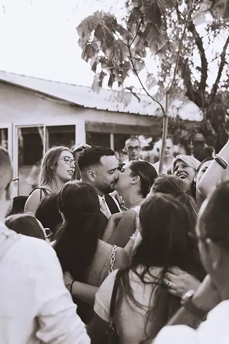 Étreinte spontanée des mariés après la cérémonie