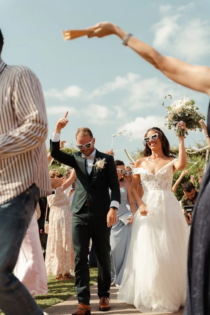 Sortie de cérémonie sous une pluie de confettis