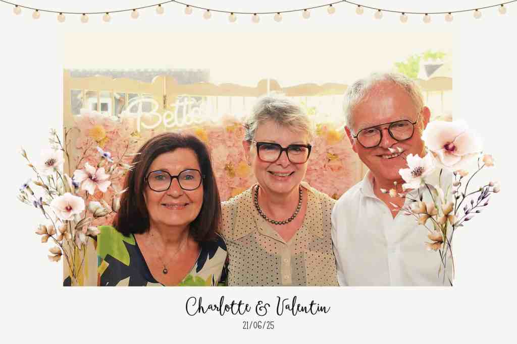 Photobooth de mariage chic en Occitanie, impressions photo instantanées et sourires naturels.