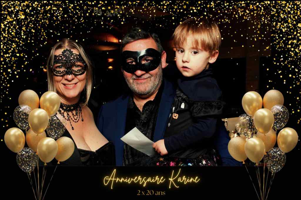 Photobooth de mariage en Occitanie avec invités prenant la pose, moments authentiques et joyeux.